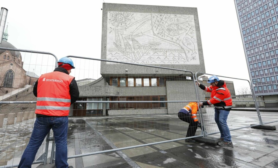 Forberedelsene til å rive Y-blokka er i gang, men Norske arkitekters landsforbund og Fortidsminneforeningen håper Oslo tingrett vil redde bygget.