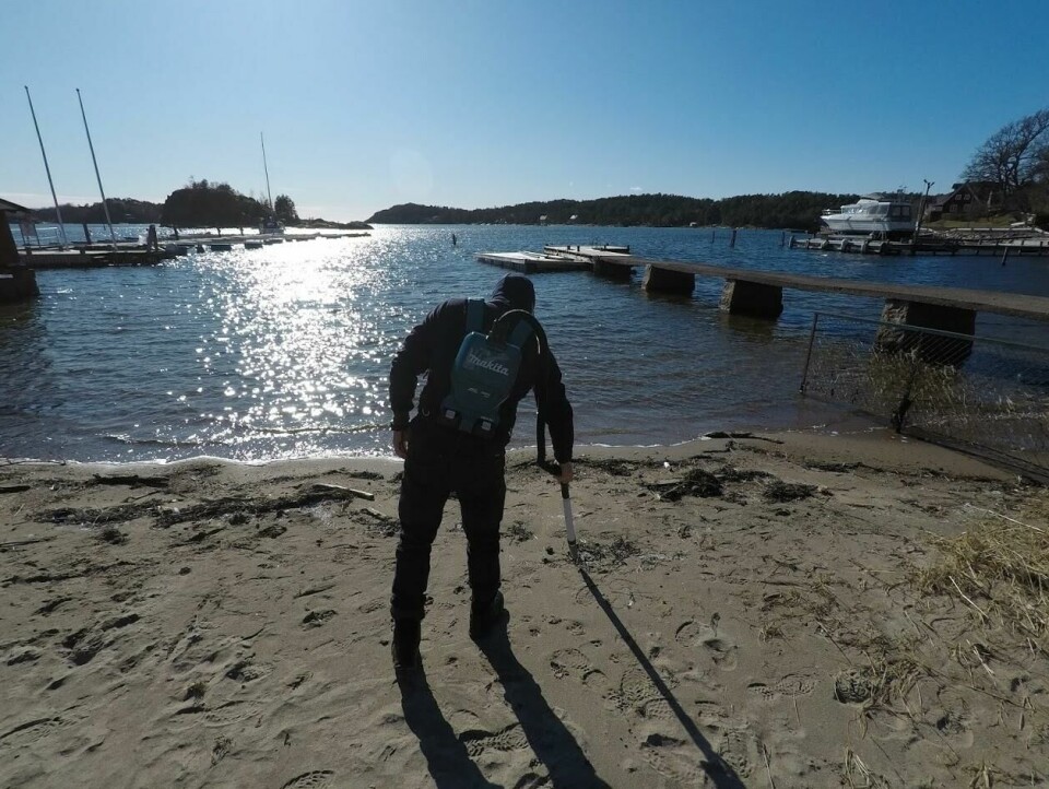 Med støvsuger har Bjørn Heidenstrøm fra Oslofjordens Friluftsråd hjulpet til med oppryddingen. Med støvsuger har Bjørn Heidenstrøm fra Oslofjordens Friluftsråd hjulpet til med oppryddingen.