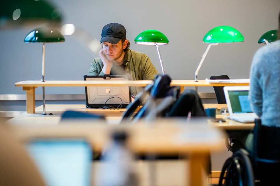 Studentene som helhet er litt mer fornøyd enn fjoråret, men lærerstudentene er langt mindre fornøyd enn unntaket. Illustrasjonsfoto Foto: Håkon Mosvold Larsen / NTB Bildet viser en student i en lesesal. Foto: Håkon Mosvold Larsen / NTB