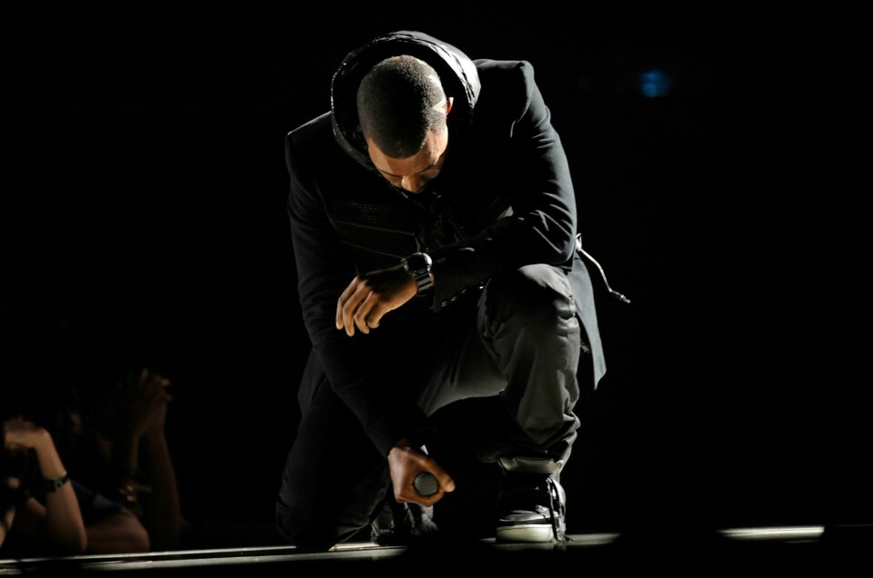 Kanye West hadde på seg det som skulle bli verdens dyreste sneakers på Grammy-utdelingen i 2008. Kanye West hadde på seg det som skulle bli verdens dyreste sneakers på Grammy-utdelingen i 2008. Arkivfoto: Kevork Djansezian / AP / NTB