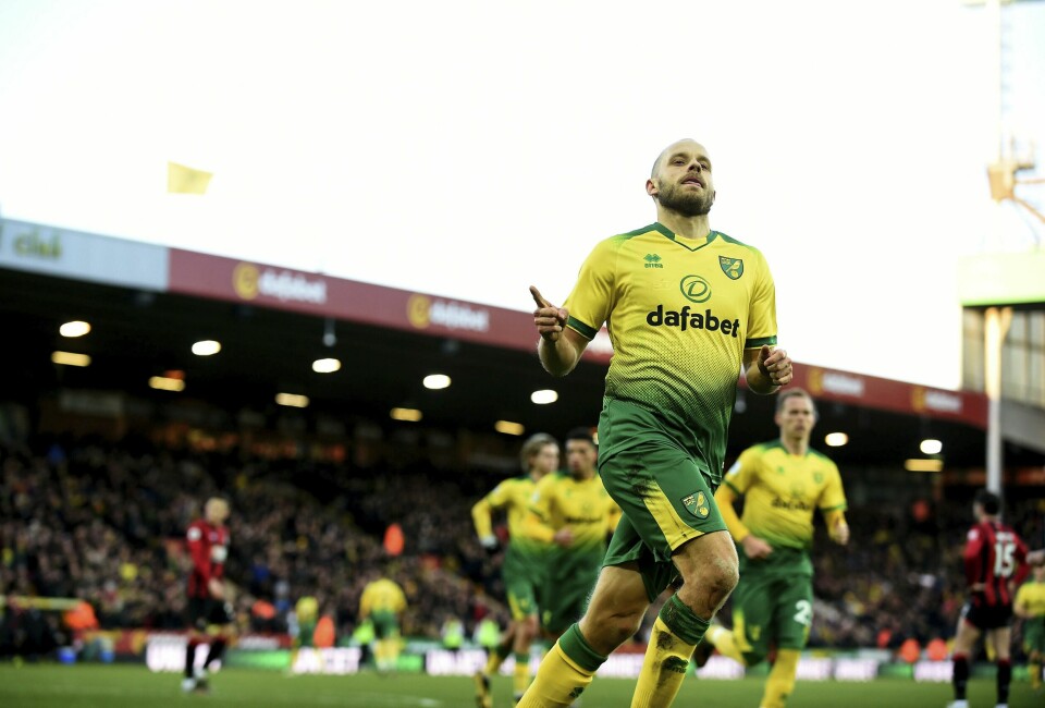 Teemu Pukki og Norwich skal igjen spille Premier League-fotball kommende sesong. Teemu Pukki scoret hattrick da Norwich valset over Huddersfield. Foto: Joe Giddens / PA via AP / NTB