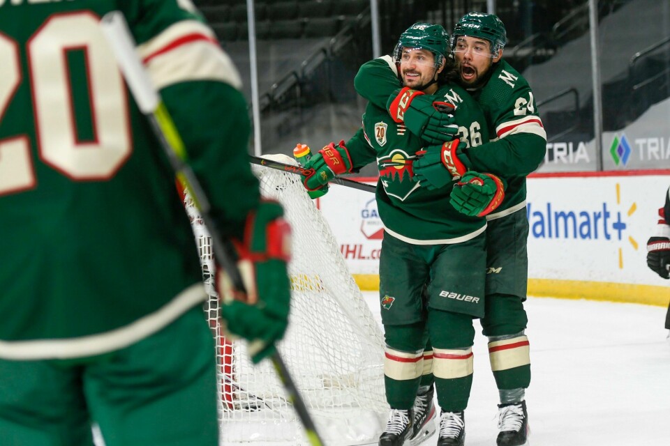 Mats Zuccarello gratuleres med scoring i Minnesota Wilds hjemmeseier mot Arizona Coyotes onsdag. Mats Zuccarello gratuleres med scoring i Minnesota Wilds hjemmeseier mot Arizona Coyotes onsdag. Foto: Craig Lassig, AP / NTB