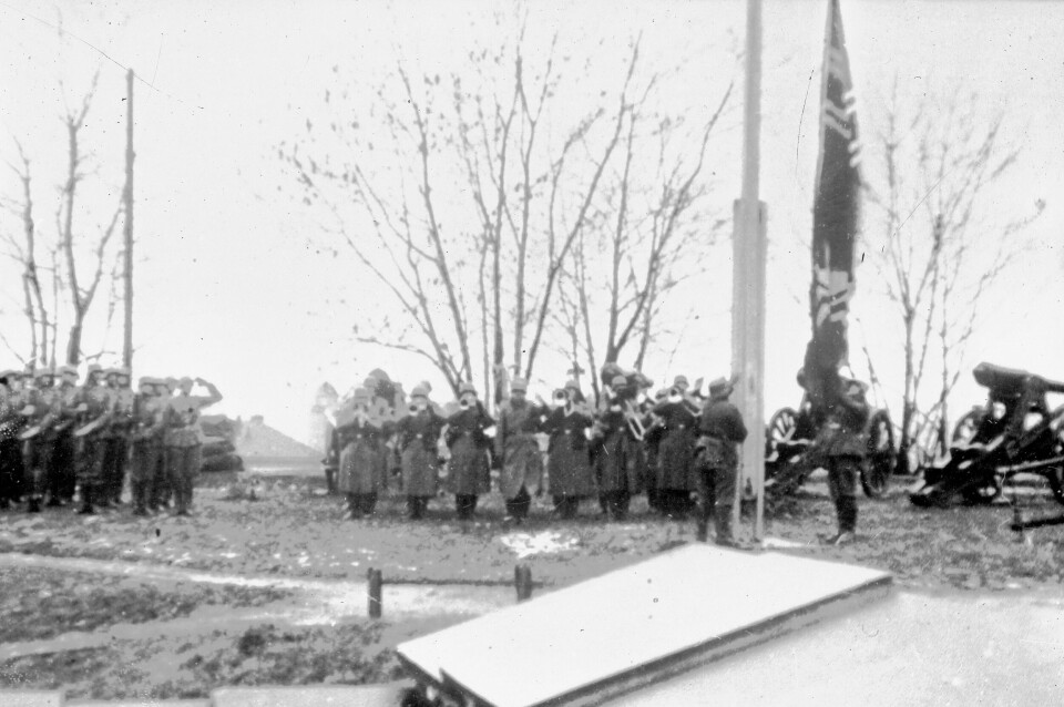 Hakekorset heises under overtakelsen av Akershus festning 9. april 1940. Foto: NTB 9. april 1940 på Akershus festning.