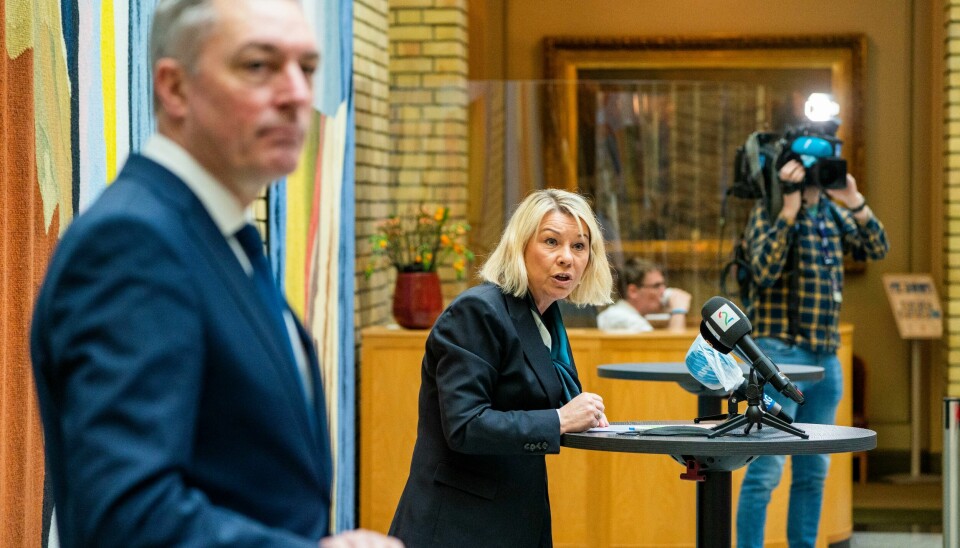 Salget av Bergen Engines har fått massiv oppmerksomhet de siste månedene, her møter justis- og beredskapsminister Monica Mæland (H) og forsvarsminister Frank Bakke-Jensen (H) pressen om saken på Stortinget i mars. Justis- og beredskapsminister Monica Mæland (H) og forsvarsminister Frank Bakke-Jensen (H) på Stortinget.