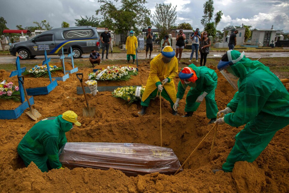 Et menneske som døde av covid-19 gravlegges i Manaus i Amazonas tidligere i år. Et menneske som døde av covid-19 gravlegges i Manaus i Amazonas tidligere i år.