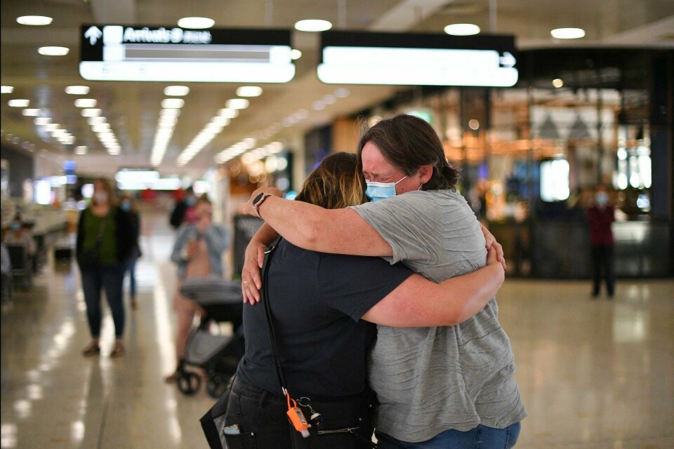 En mor og en datter møtes igjen på flyplassen i Sydney, etter at Australia og New Zealand har åpnet en reiseboble der man kan reise karantenefritt. En mor og en datter møtes igjen på flyplassen i Sydney, etter at Australia og New Zealand har åpnet en reiseboble der man kan reise karantenefritt.