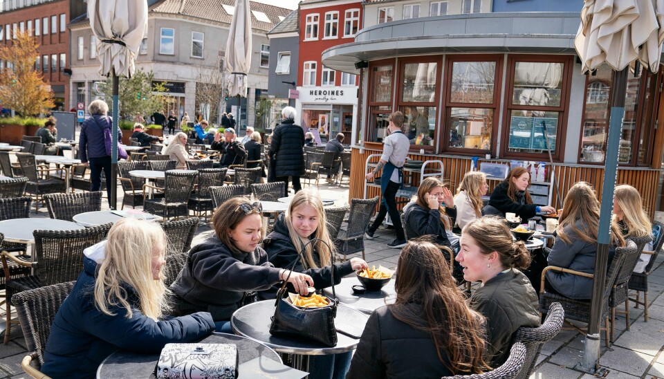 Danmark har begynt å lempe på koronarestriksjonene, og onsdag denne uken kunne folk møtes på blant annet denne uteserveringen i Roskilde. Men noen festival ser det ikke ut til å bli i byen denne sommeren. Danmark har begynt å lempe på koronarestriksjonene, og onsdag denne uken kunne folk møtes på blant annet denne uteserveringen i Roskilde. Men noen festival ser det ikke ut til å bli i byen denne sommeren. Foto: Claus Bech / Ritzau Scanpix via AP / NTB