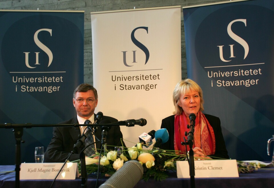 Statsminister Kjell Magne Bondevik og utdannings- og forskningsminister Kristin Clemet kunngjorde nyheten i Stavanger om at byen fikk Norges femte universitet. De etablerte universitetene er fremdeles opptatt av å hindre nykommerne i Stavanger, Kristiansand og Bodø i å utvikle seg. Universitetet i Stavanger.