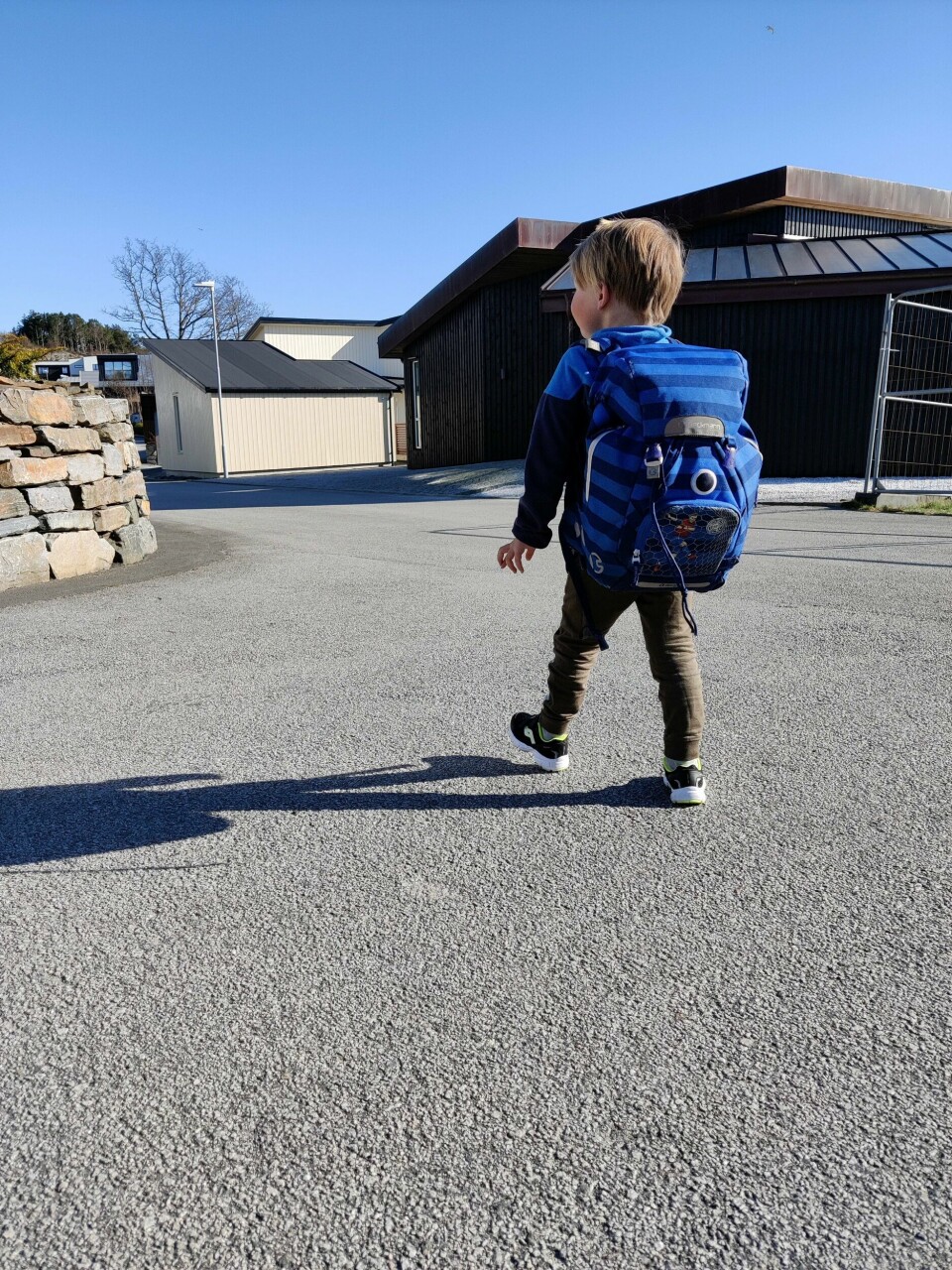 Anders (5 1/2) med skulesekken på, klar for kunnskap, visdom og livsmeistring på skulen frå hausten av. Anders (5 1/2) med skulesekken på, klar for kunnskap, visdom og livsmeistring på skulen frå hausten av.
