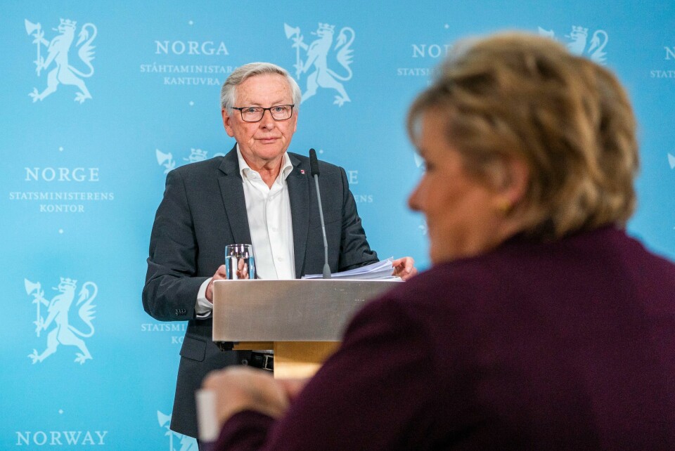 Koronakommisjonens leder Stener Kvinnsland overleverte sluttrapport til statsminister Erna Solberg i Oslo onsdag. .