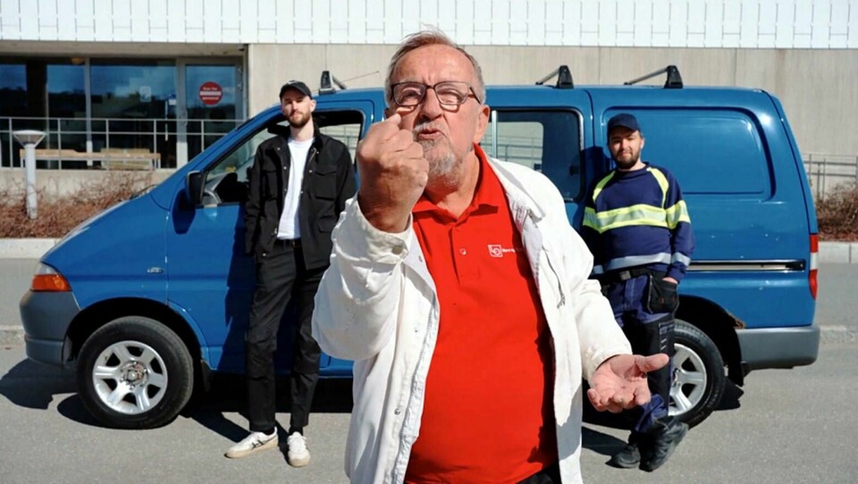 Yngve Hågensen knytter nevene i «Ærbeskær», den nye låten fra suksessdoen Hagle, som er André Jensen (t.v.) og Olav Tokerud. Foto: Skjermdump fra videoen til «Ærbeskar'. Yngve Hågensen knytter nevene i «Ærbeskær», den nye låten fra suksessdoen Hagle, som er André Jensen (t.v.) og Olav Tokerud. Foto: Skjermdump fra videoen til «Ærbeskar'.