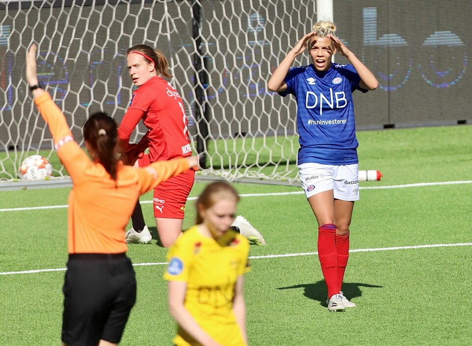 Ballen er i mål, men VIFs Celin Bizet Ildhushøy er ikke helt enig i offside-avgjørelsen. Foto: Oskar Wikestad. Ballen er i mål, men VIFs Celin Bizet Ildhushøy er ikke helt enig i offside-avgjørelsen. Foto: Oskar Wikestad.