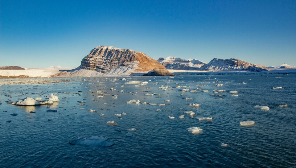 Fra høsten blir Svalbard en del av et nasjonalt ryddeprogram, og det skal fjernes søppel helt nord på Spitsbergen. Illustrasjonsfoto: Are Føli / NTB Smeltende is fra isbreer som kalver ut i Kongsfjorden ved Ny-Ålesund på Svalbard.Illustrasjonsfoto: Are Føli / NTB