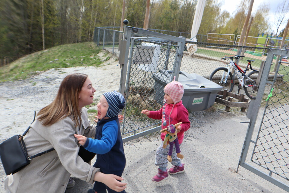 Victoria De Oliveira henter tvillingene Theodor (2) og Adele (2) i barnehagen. Victoria De Oliveira og Eivind Knudsen valgte senabort i uke 21.