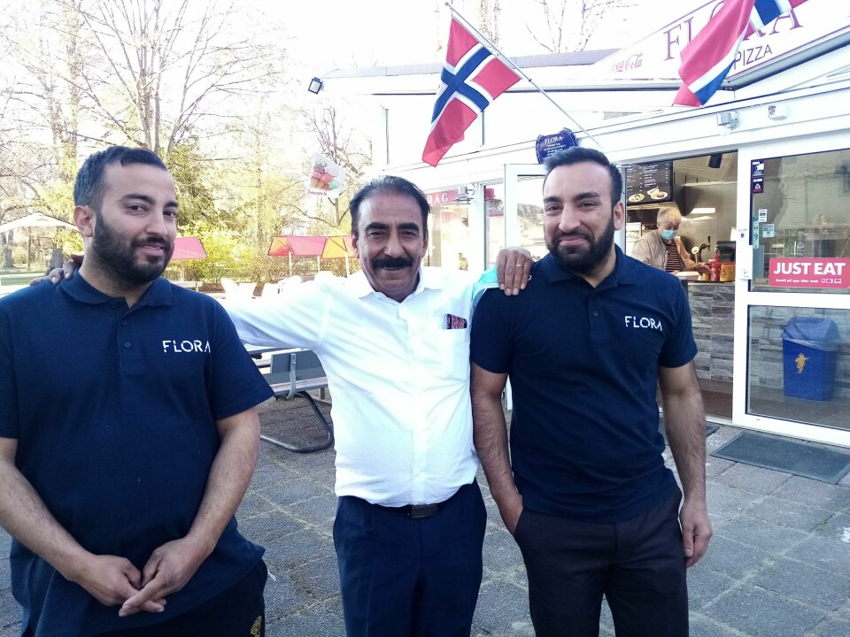 – Det har tatt tid, men nå kan vi erklære Flora for gjenåpnet! fastslo Zafar Iqbal Raja fredag. Her sammen med sønnene Danil og Danesh. - Det har tatt tid, men nå kan vi erklære Flora for gjenåpnet! fastslo Zafar Iqbal Raja fredag. Her sammen med sønnene Danil og Danesh