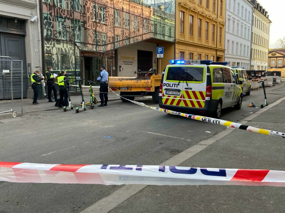 En mann ble søndag morgen funnet alvorlig skadd i Osterhaus' gate i Oslo sentrum. En mann ble søndag morgen funnet alvorlig skadd i Osterhaus' gate i Oslo sentrum.