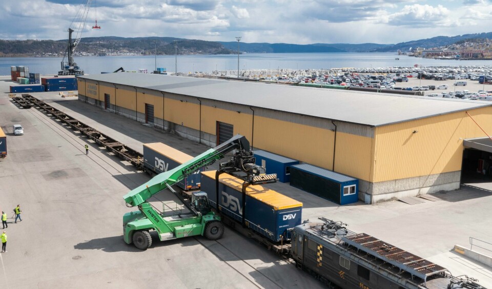 Det er kort vei fra Norgips-fabrikken (som kan skimtes bak til høyre på bildet) og til Drammen havn der containerne med ferdige produkter nå lastes over på jernbane for videre transport. Det er kort vei fra Norgips-fabrikken (som kan skimtes bak til høyre på bildet) og til Drammen havn der containerne med ferdige produkter nå lastes over på jernbane for videre transport.