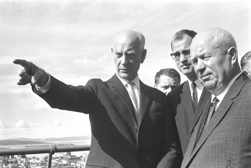 Statsminister Einar Gerhardsen tar imot Nikita Khrusjtsjov på offisielt besøk i Norge i 1964. I bunnen av forholdet lå en restriktiv norsk basepolitikk. .