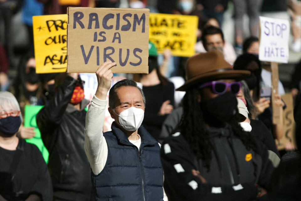 Hatkriminialitet mot amerikanere med asiatisk bakgrunn har økt under pandemien. Mannen på bildet deltar i en demonstrasjon mot rasistisk motivert, anti-asiatisk vold i Chinatown-bydelen i Seattle, den 13. mars 2020. Hatkriminialitet mot amerikanere med asiatisk bakgrunn har økt under pandemien. Mannen på bildet deltar i en demonstrasjon mot rasistisk motivert, anti-asiatisk vold i Chinatown-bydelen i Seattle, den 13. mars 2020.