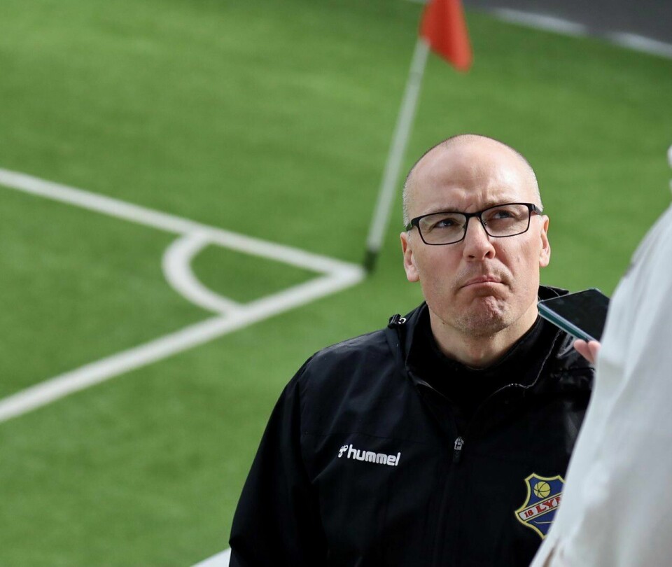 Lyn-trener Tom Stenvoll må se at serieåpningen i Toppserien til helga går uten hans Lyn, som må stå over på grunn av en positiv koronatest i LSK Kvinner. Lyn-trener Tom Stenvoll var fornøyd med mye av det han så av sine jenter, tross 3-1-tapet for Vålerenga lørdag.