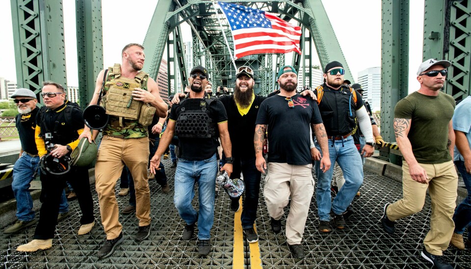 Proud Boys-medlemmer fotografert i august 2019. Nummer tre fra høyre, Joe Biggs, er blant de over 20 Proud Boys-medlemmene som er arrestert for å ha deltatt i angrepet på Kongressen 6. januar i år.