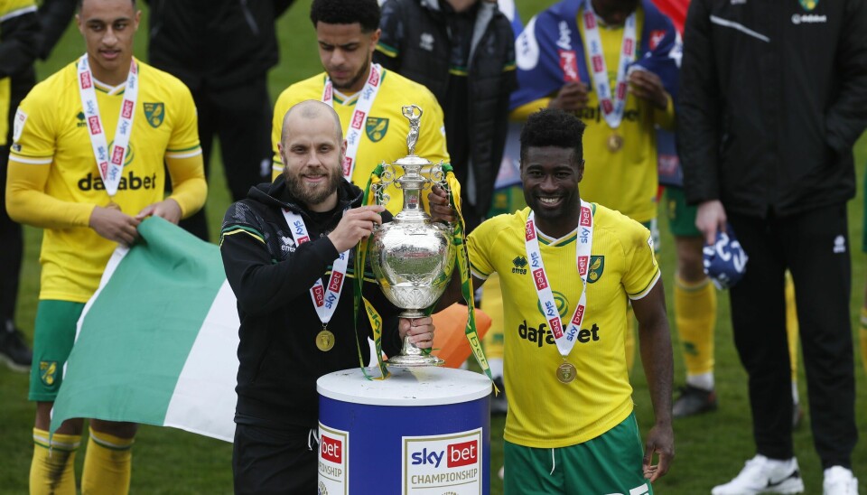 Alexander Tettey og Teemu Pukku med beviset på at Norwich har vært det beste laget i Championship denne sesongen. Alexander Tettey og Teemu Pukku med beviset på at Norwich har vært det beste laget i Championship denne sesongen.