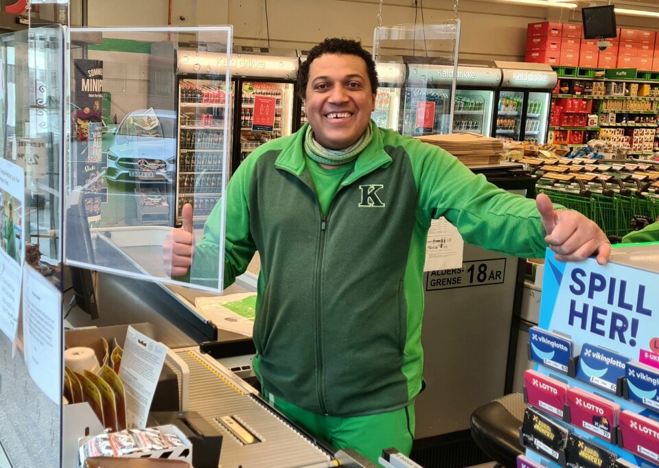 Cristobal Martinez (45) har vunnet årets konkurranse om å bli Norges hyggeligste kassadame eller kassamann. Cristobal Martinez (45) er nominert til årets konkurranse om å bli Norges hyggeligste kassadame eller kassamann sier at å si hei eller gi komplimenter er helt gratis.
