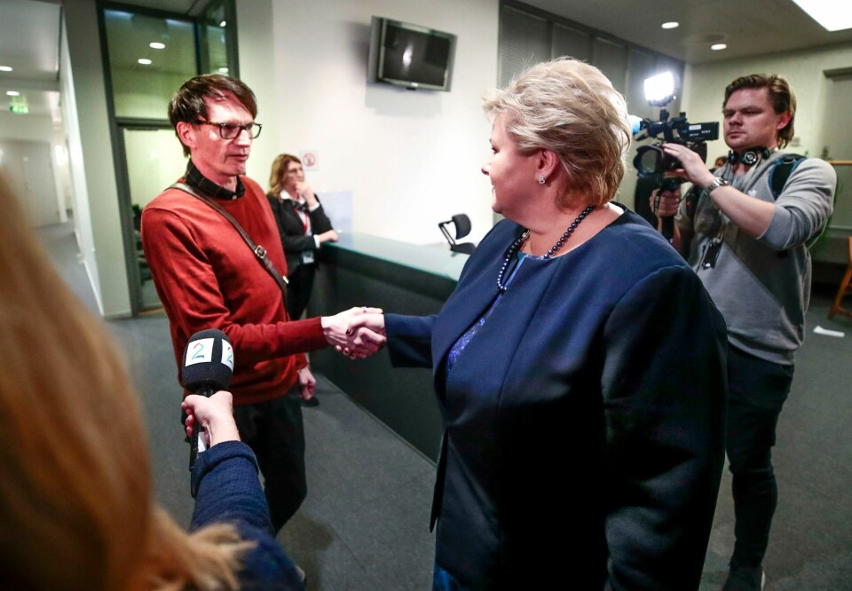 Statsminister Erna Solberg hilser på Rune Halseth etter høringen om trygdeskandalen i Stortingets kontroll- og konstitusjonskomité. Statsminister Erna Solberg hilser på Rune Halseth etter høringen om trygdeskandalen i Stortingets kontroll- og konstitusjonskomité.
