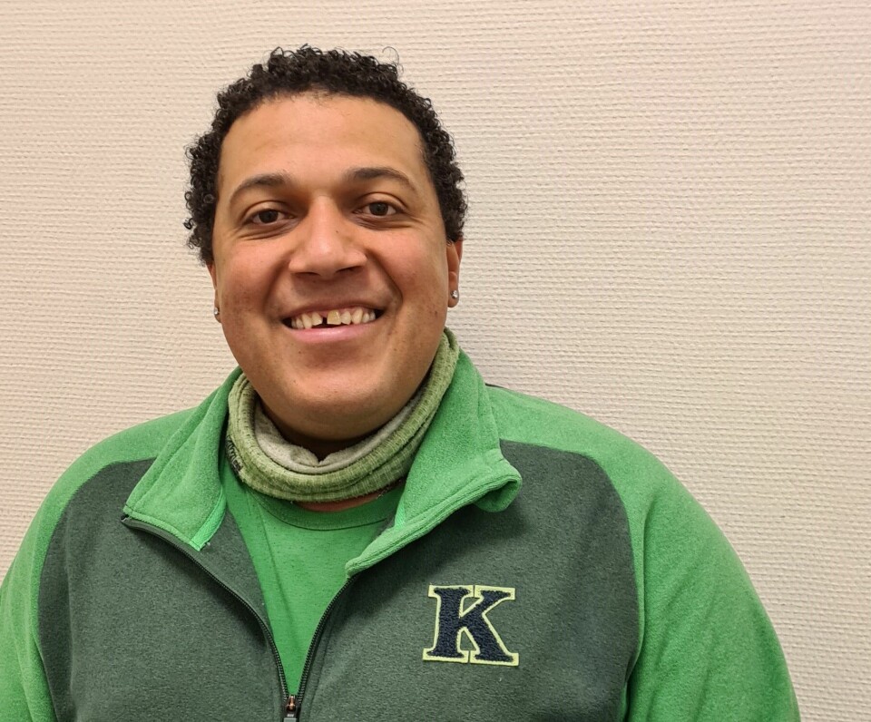 Låseansvarlig og alt mulig mann på Kiwi i Lierbyen, Cristobal Martinez (45) er veldig glad i folk og deler gjerne ut komplimenter. Låseansvarlig og alt mulig mann på Kiwi i Lierbyen, Cristobal Martinez (45) er nominert til årets konkurranse om å bli Norges hyggeligste kassadame eller kassamann