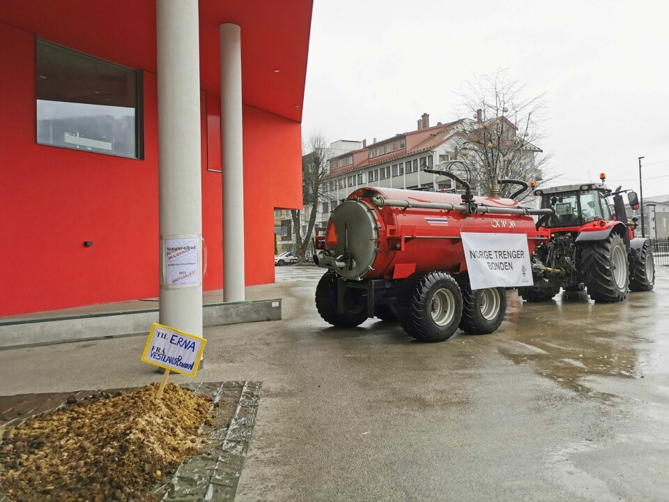 Bønder i Førde i Sunnfjord tømte møkk utenfor rådhuset for å vise sin misnøye med statens tilbud i jordbruksoppgjøret. Bønder i Førde i Sunnfjord tømte møkk utenfor rådhuset for å vise sin misnøye med statens tilbud i jordbruksoppgjøret.
