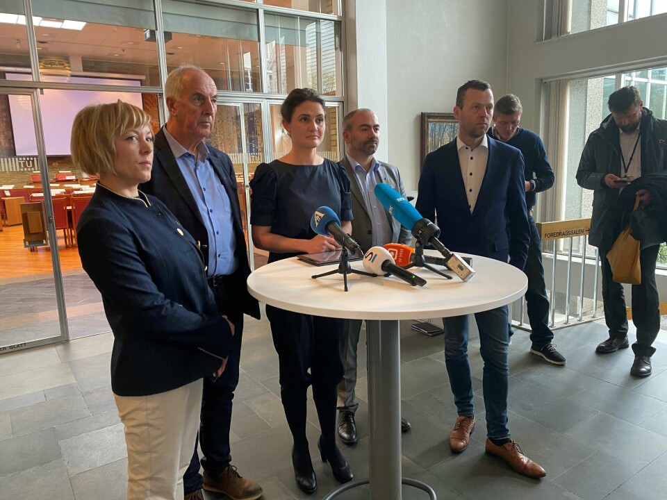 Ordførerne på Nord-Jæren har bestemt seg for å videreføre de strenge smitteverntiltakene til og med søndag 11. juli. Fra venstre: fylkesordfører Marianne Chesak, Sandnes-ordfører Stanley Wirak, Stavanger-ordfører Kari Nessa Nordtun, Sola-ordfører Tom Henning Slethei og Randaberg-ordfører Jarle Bø. Marianne Chesak, Stanley Wirak, Kari Nessa Nordtun, Tom Henning Slethei og Jarle Bø.