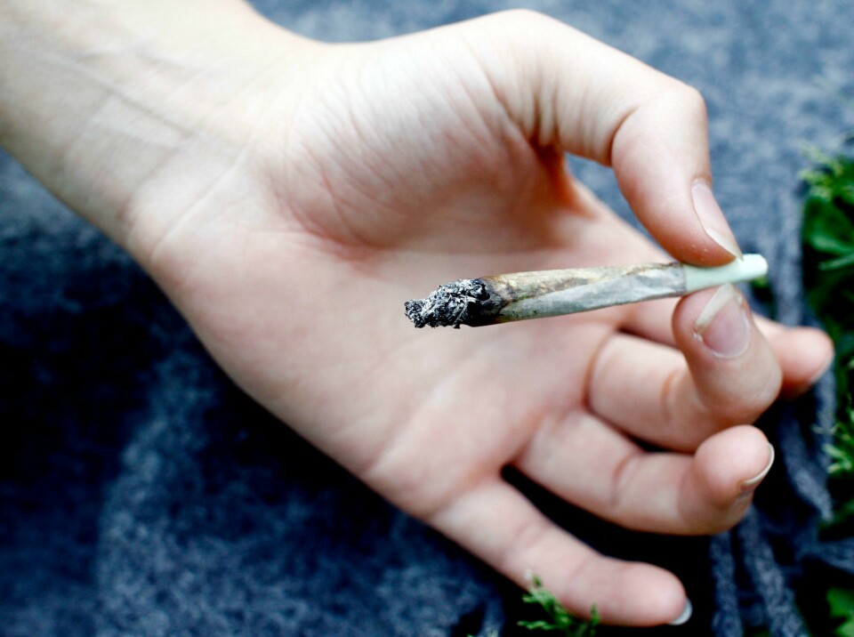 Det har vært en økning i cannabisbruken blant menn det siste året. Om du blir tatt og straffet for å røyke en joint, skal saken heretter bli slettet fra rullebladet etter tre år. Foto: Sara Johannessen Meek / NTB