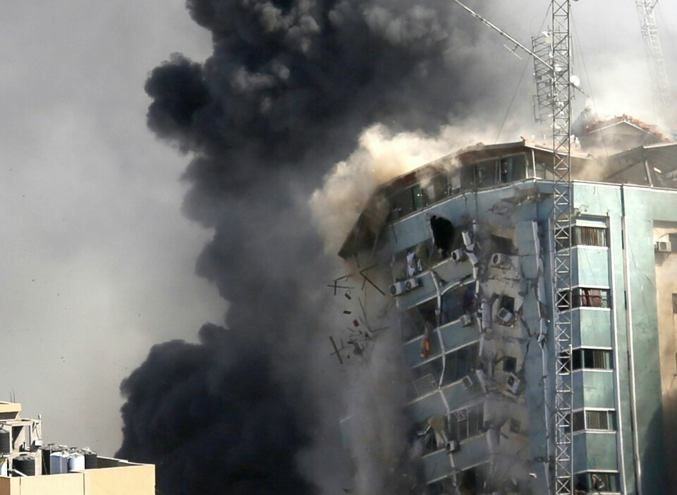 Bygningen som huset nyhetsbyrået AP og flere andre internasjonale redaksjoner på Gazastripen rett etter at det ble rammet av et forhåndsvarslet israelsk bombeangrep sist lørdag. Foto: Hatem Moussa / AP / NTB