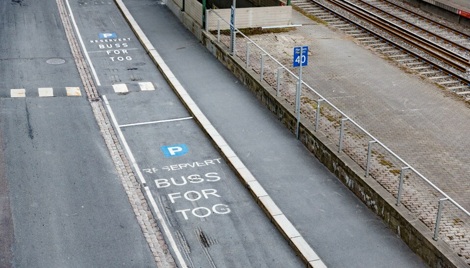 Også i år blir det arbeider ved flere jernbanestrekninger. Dermed blir det en ny runde med buss-for-tog flere steder. Også i år blir det arbeider ved flere jernbanestrekninger. Dermed blir det en ny runde med buss-for-tog flere steder. Foto: Krister Sørbø / NTB