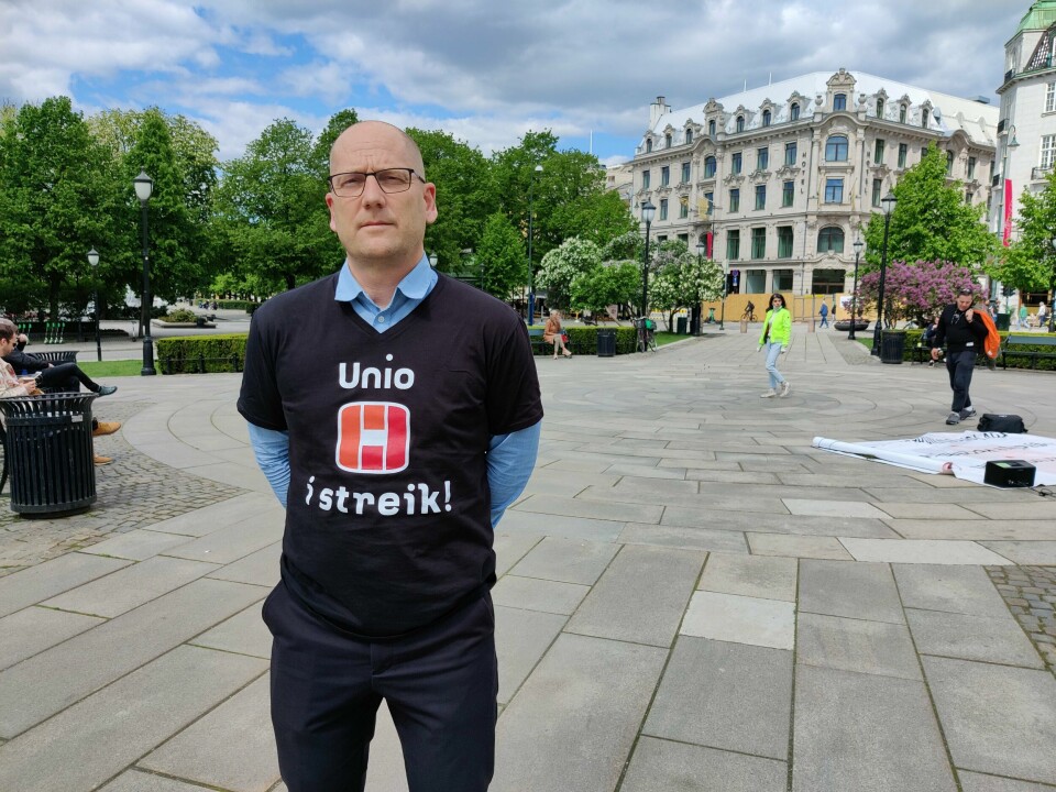 Streikesjef og forhandlingsleder Steffen Handal mener regjeringen er på viddene når de sier at vi vil få for mange lærere i Norge i 2040. Streikesjef og forhandlingsleder Steffen Handal mener regjeringen er på viddene når de sier at vi vil få for mange lærere i Norge i 2040.