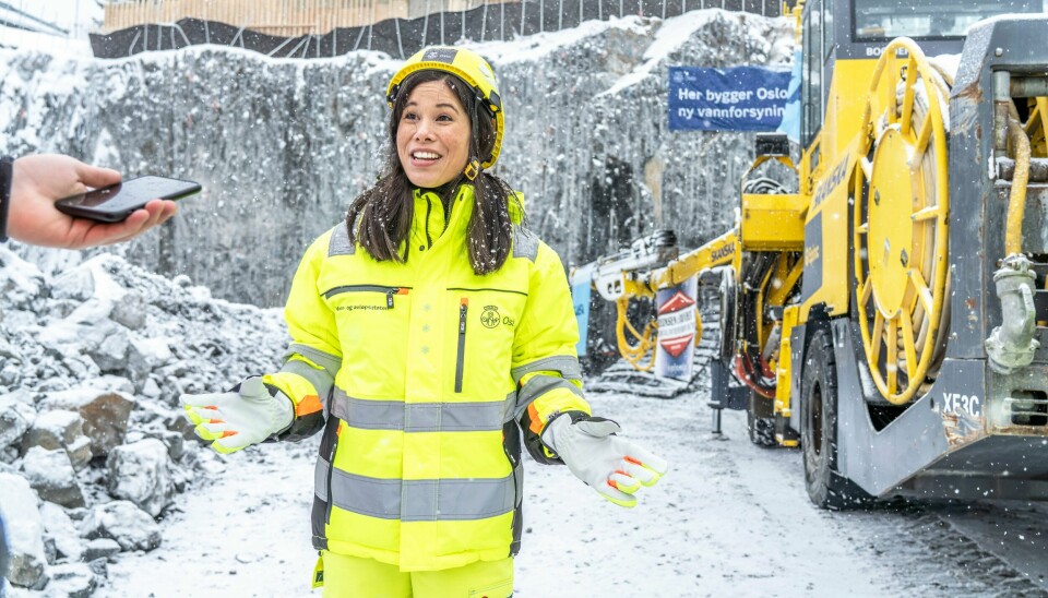 Startskuddet for byggingen av ny vannforsyning til Oslo ble markert i vinter på Huseby. Byråd for miljø- og samferdsel Lan Marie Berg trykket på knappen som avfyrte den første tunnelsalven i prosjektet. Nå, få måneder seinere, er det kjent at prosjektet blir 40 prosent dyrere enn først anslått. Startskuddet for byggingen av ny vannforsyning til Oslo ble markert i vinter på Huseby. Byråd for miljø- og samferdsel Lan Marie Berg trykket på knappen som avfyrte den første tunnelsalven i prosjektet. Nå, få måneder seinere, er det kjent at prosjektet blir 40 prosent dyrere enn først anslått.