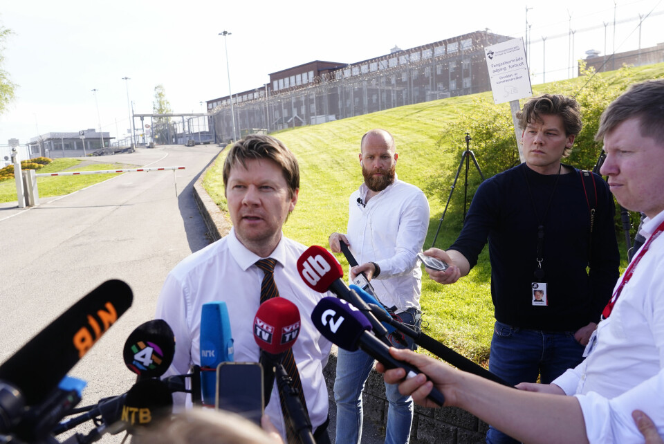 Bjørn André Gulstad, en av Viggo Kristiansens forsvarere, møtte pressen utenfor Ila fengsel og forvaringsanstalt tirsdag ettermiddag i påvente av Kristiansens løslatelse. Bjørn André Gulstad, en av Viggo Kristiansens forsvarere, møtte pressen utenfor Ila fengsel og forvaringsanstalt tirsdag ettermiddag i påvente av Kristiansens løslatelse.