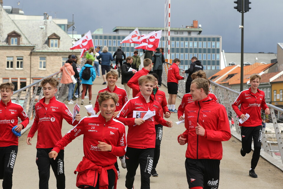 Over 100 spillere og trenere fra Fredrikstad Fotballklubbs ungdomsavdeling løp 22. mai sentrumsløp til inntekt for organisasjonen Mental Helse Ungdom. Over 100 spillere og trenere fra Fredrikstad Fotballklubbs ungdomsavdeling løp 22. mai sentrumsløp til inntekt for organisasjonen Mental Helse Ungdom.