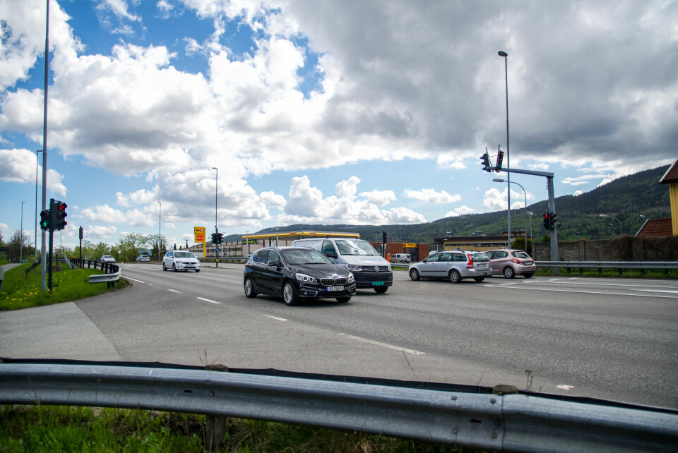 Tung trafikk og høy hastighet preger veien i begge retninger. Tung