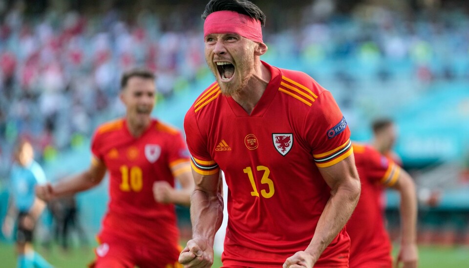 Kieffer Moore scoret og sørget for vill Wales-jubel i EM-åpningen mot Sveits. Foto: Darko Vojinovic / AP / NTB Kieffer Moore scoret og sørget for vill Wales-jubel i EM-åpningen mot Sveits. Foto: Darko Vojinovic / AP / NTB