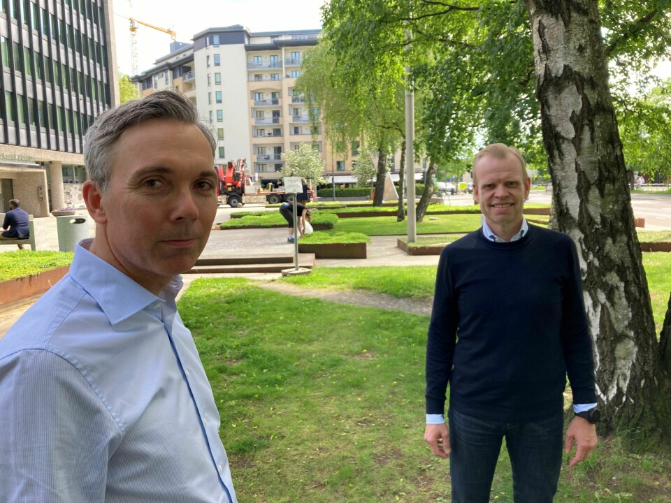 Både konsernsjef Svein Tore Holsether i Yara (t. h.) og konserndirektør prosjektutvikling sol og vind Terje Pilskog i Scatec, har stor tro på at norsk næringsliv kan bidra med mye i utviklingen av mer fornybar energi i utviklingsland i årene som ligger foran oss. Både konsernsjef Svein Tore Holsether i Yara (t. h.) og konserndirektør prosjektutvikling sol og vind Terje Pilskog i Scatec, har stor tro på at norsk næringsliv kan bidra med mye i utviklingen av mer fornybar energi i utviklingsland i årene som ligger foran oss.