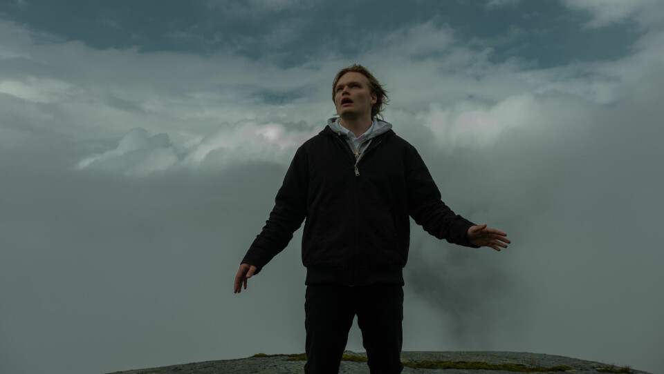 Magne må fortsette kampen mot jettene i Edda, der ragnarok - verdens undergang - skal ha skjedd en gang før. Men det er mange typiske ungdomsproblemer, og litt ungdompsykiatri, som kommer i veien. Magne må fortsette kampen mot jettene i Edda, der ragnarok - verdens undergang - skal ha skjedd en gang før. Men det er mange typiske ungdomsproblemer, og litt ungdompsykiatri, som kommer i veien.