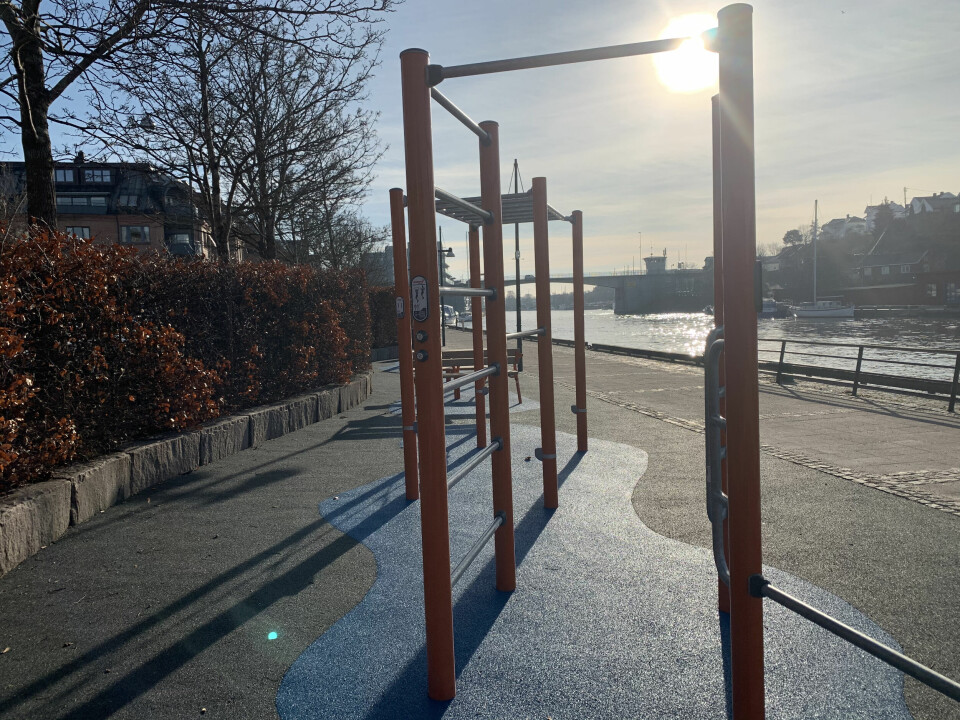 Treningsapparat ved bryggepromenaden i Fredrikstad sentrum er ikke stor, men til gjengjeld kan du kombinere treningen her med en kulturell utflukt langs elva. Treningsapparat ved bryggepromenaden i Fredrikstad sentrum.