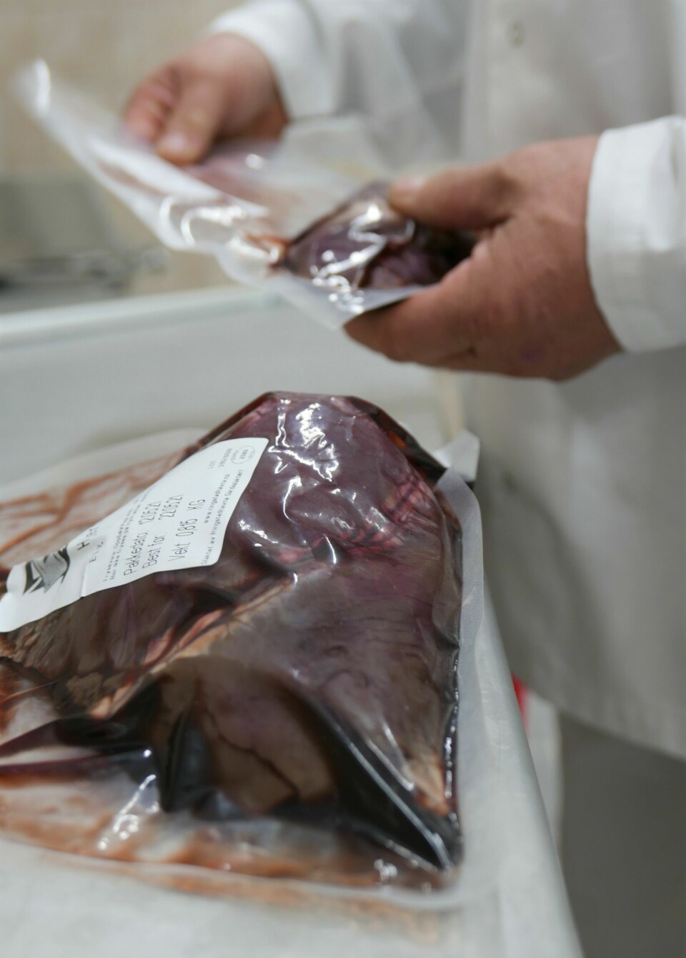 Elghjertet (i forgrunnen) og alpakkahjertet er ferdig pakket. Elghjertet (i forgrunnen) og alpakkahjertet er ferdig pakket.