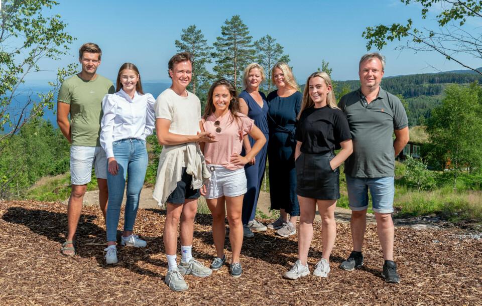 Et av disse parene stikker av med seieren i årets Sommerhytta på TV 2. De vinner hytta de har pusset opp, mens de andre hyttene legges ut for salg. Et av disse parene stikker av med seieren i årets Sommerhytta på TV 2. De andre hyttene legges ut for salg.