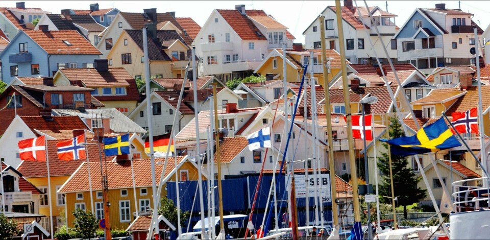 Mange nordmenn har hytter, hus og leiligheter i Sverige – her fra havnen i Strömstad.