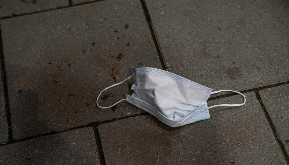 Flere eksperter mener at det ikke er noen grunn til å kaste munnbindet ennå, selv om helsemyndighetene ikke lenger har noe nasjonalt påbud.