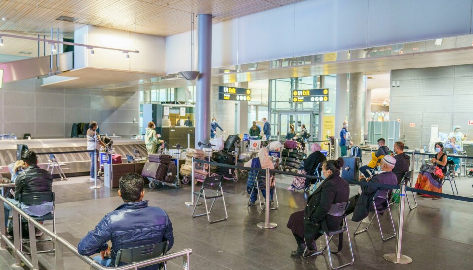 Alle som kommer til Oslo Lufthavn fra utlandet må teste seg. Om du har vært på en såkalt nødvendig reise, kan du reise hjem å holde deg i karantene der. Om du har vært på ferie, må du på karantenehotell.