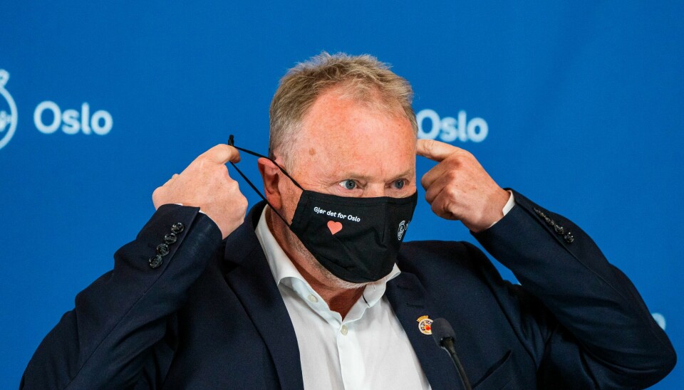 Byrådsleder Raymond Johansen under en pressekonferanse om koronasituasjonen i Oslo tidligere i år. Bildet viser byrådsleder Raymond Johansen med munnbind.