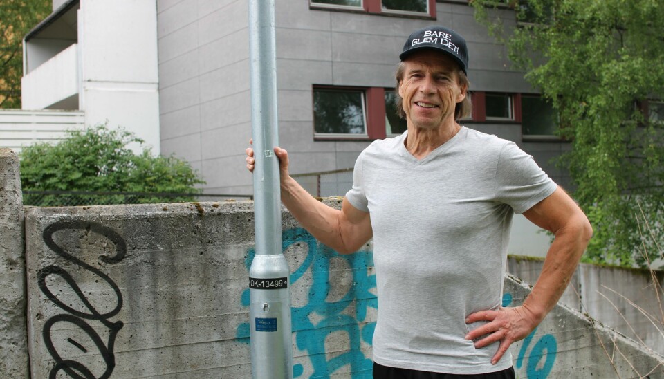 Jan Bøhler møter Dagsavisen på Furuset i Oslo. Jan Bøhler foran grafitti.